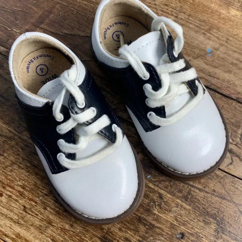 Footmates Cheer Saddle oxfords size 4W‎